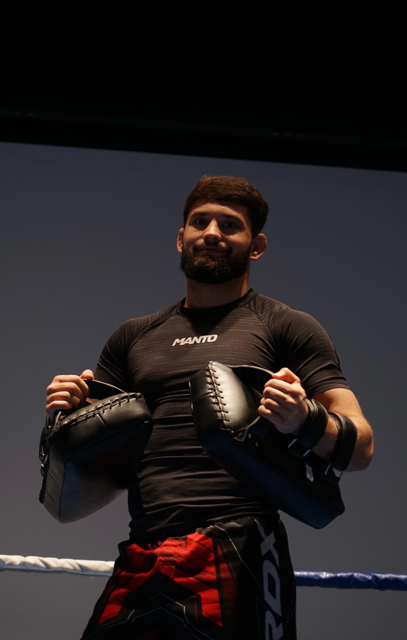 Роман Черныш на групповой MMA-тренировке с тренировочными лапами